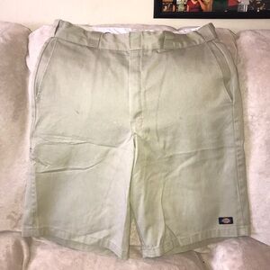 Tan Dickies shorts loose fit 36 waist 💕